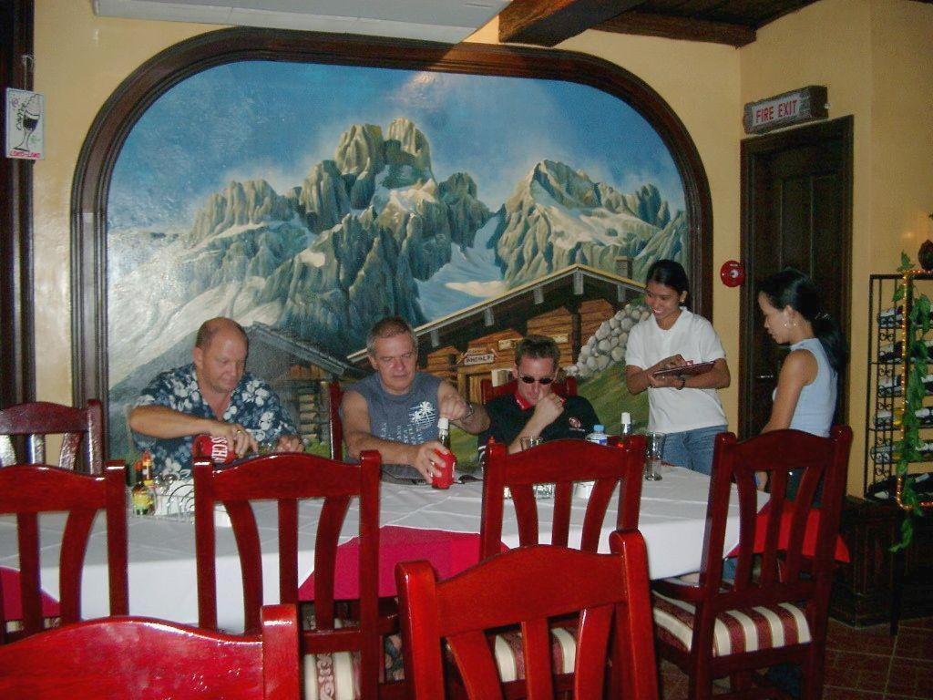 Swiss Chalet Angeles Bagian luar foto